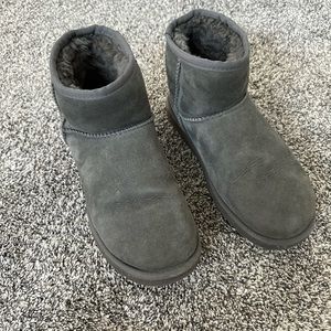 Lightly used Ugg mini’s. In great condition. Smoke free, pet free home